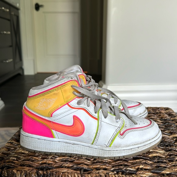 The Air Jordan 1 Mid Edge Glow (GS) size 4 - Picture 1 of 7
